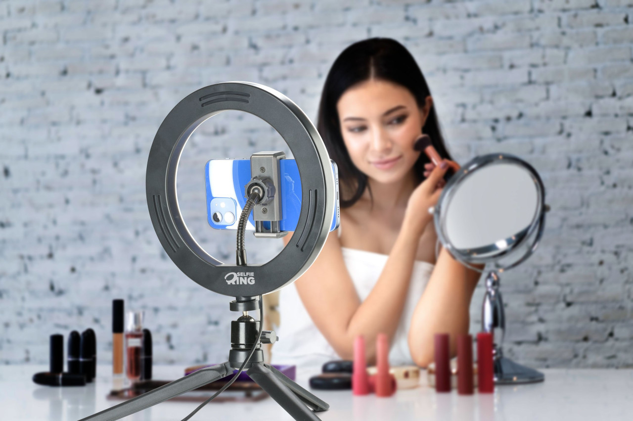 Tripod Cellularline Selfie Ring s LED osvětlením pro selfie fotky a videa, černý