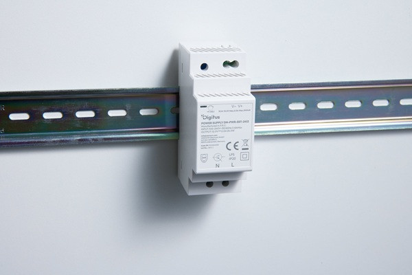DIGITUS 12V / 2A / 24W Stupňovitý napájecí zdroj na DIN lištu (tenký, třída II)