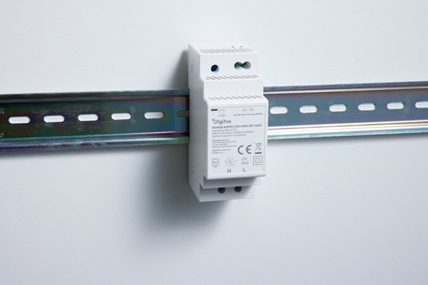 DIGITUS 24V / 1,5A / 36W Stupňovitý napájecí zdroj na DIN lištu (tenký, třída II)