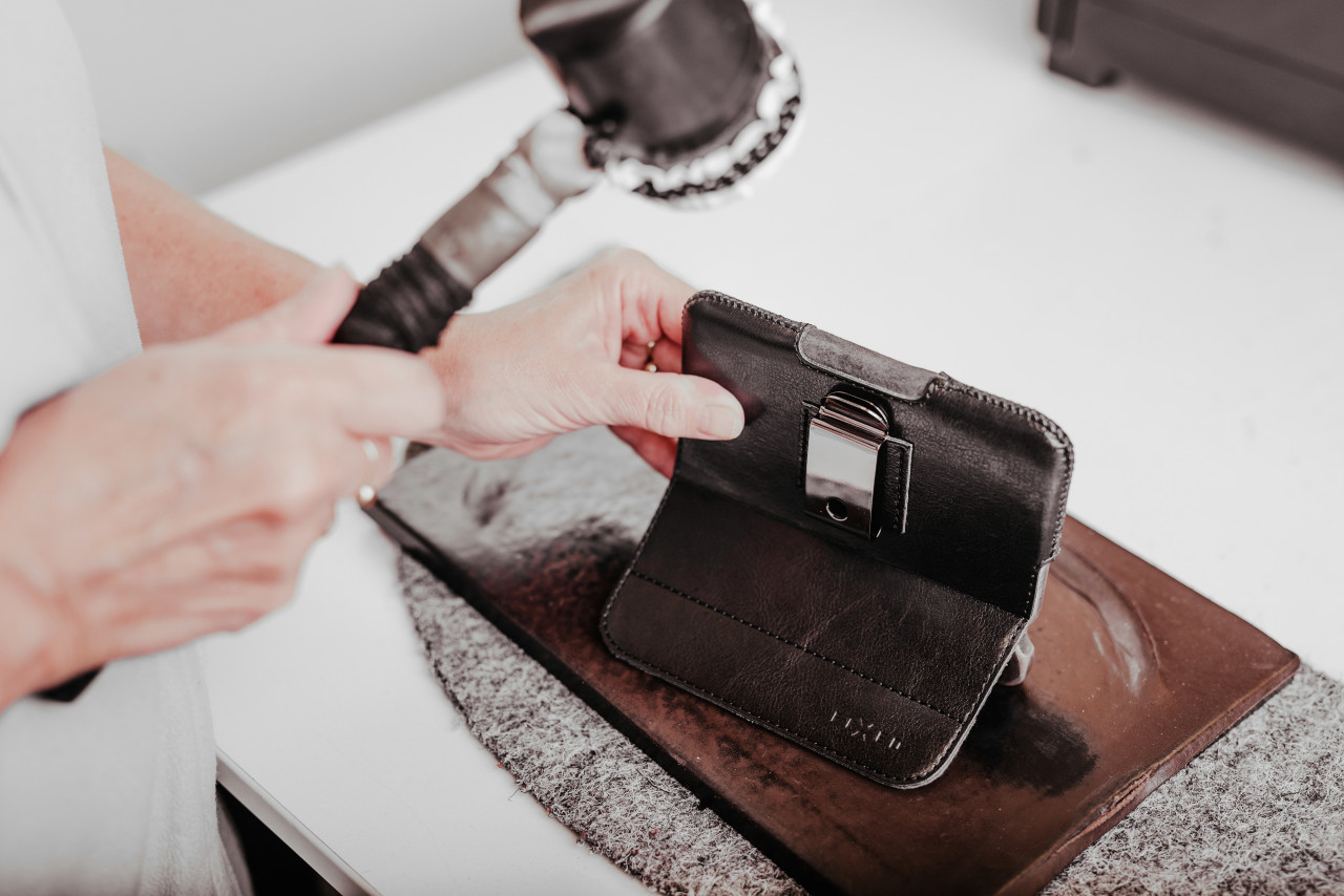 Horizontální pouzdro FIXED Sarif se zavíráním, PU kůže, velikost 5XL+, černé