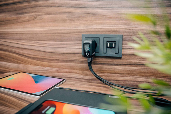 Verbatim, Miniaturní nabíječka GaN s displejem 2 x USB-C / 1 x USB-A, černá, 65W, Vyměnitelné zástrčky (EU, UK, US)