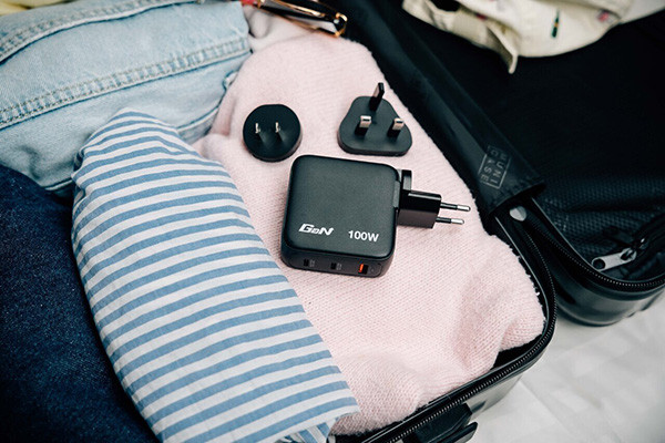 Verbatim, Miniaturní nabíječka GaN s displejem 2 x USB-C / 1 x USB-A, černá, 100 W, Vestavěná ochrana proti nadproudu