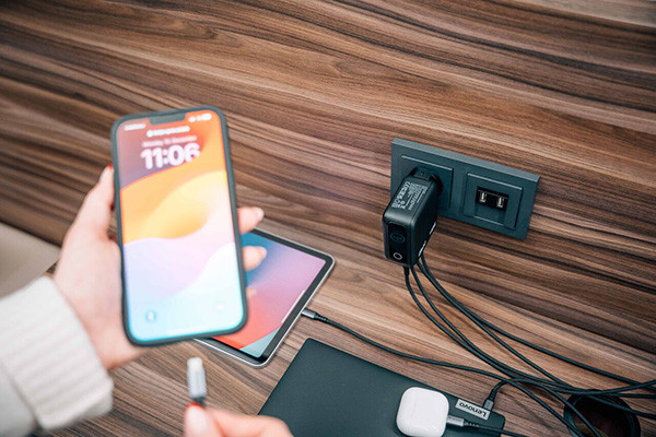 Verbatim, Miniaturní nabíječka GaN s displejem 3 x USB-C / 1 x USB-A, černá, 140 W, Vyměnitelné EU, UK, a americké zástrčky