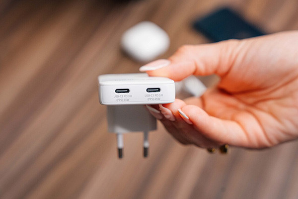 Nabíječka Essentials Slim, GaN nabíječka do sítě USB-C1 PD 3.0 , USB-C2 PD 3.0, bílá, 65W