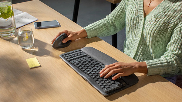 Logitech WAVE KEYS Ergonomická klávesnice bezdrátová US, černá