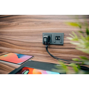 Verbatim, Miniaturní nabíječka GaN s displejem 2 x USB-C / 1 x USB-A, černá, 65W, Vyměnitelné zástrčky (EU, UK, US)