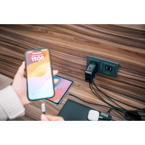 Verbatim, Miniaturní nabíječka GaN s displejem 3 x USB-C / 1 x USB-A, černá, 140 W, Vyměnitelné EU, UK, a americké zástrčky
