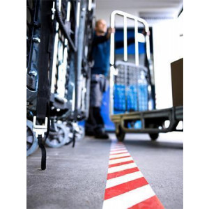 Značkovací páska na podlahy "Professional 60760", červená/bílá, 50 mm x 33 m, TESA