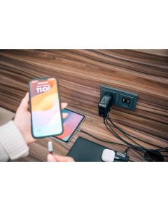 Verbatim, Miniaturní nabíječka GaN s displejem 3 x USB-C / 1 x USB-A, černá, 140 W, Vyměnitelné EU, UK, a americké zástrčky