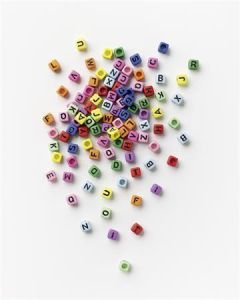 Korálky, písmena, různé barvy, s gumičkou, plast, 100 ks, FOLIA 33914