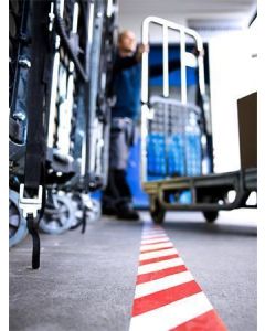 Značkovací páska na podlahy "Professional 60760", červená/bílá, 50 mm x 33 m, TESA